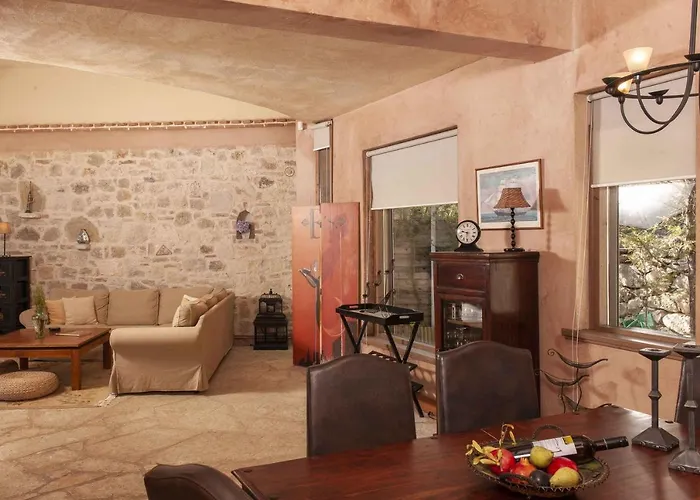 Willa Mounty Island Avra-calma