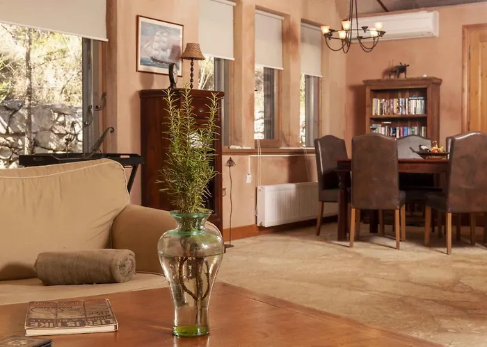 Willa Mounty Island Avra-calma