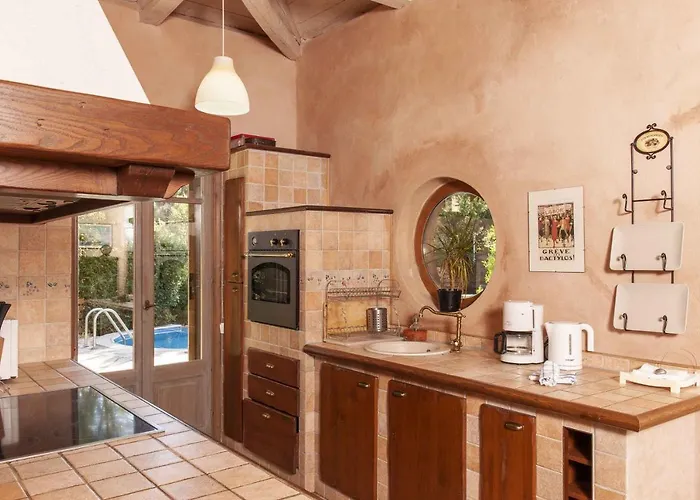 Mounty Island Avra-calma Willa Lazaráta